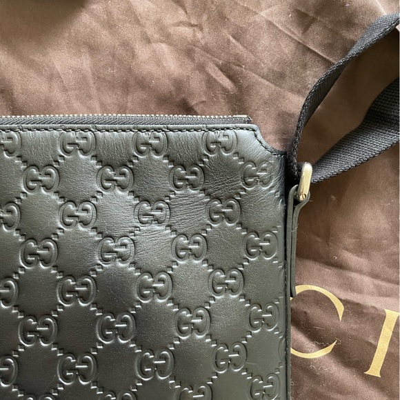 Authentic Gucci Signature Messenger - Picture 4 of 10
